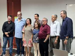 Fotografia do professor Marcos Esmeraldo com os membros da Comissão Especial Julgadora e a Diretora e o Gestor Administrativo do CCA