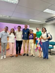 Professor Alexandre Holanda Sampaio posa com o Coordenador do PPG em Engenharia de Pesca, a Diretora do Centro de Ciências Agrárias, o Reitor da UFC, a Vice-Reitora da UFC, sua filha e sua esposa, também docente do Departamento de Engenharia de Pesca